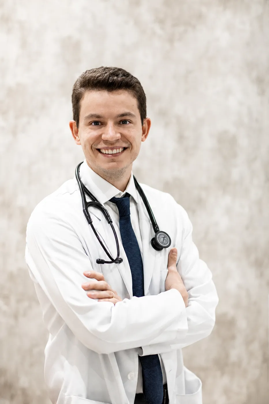 Dr. Eddio Guimarães de jaleco e estetoscópio