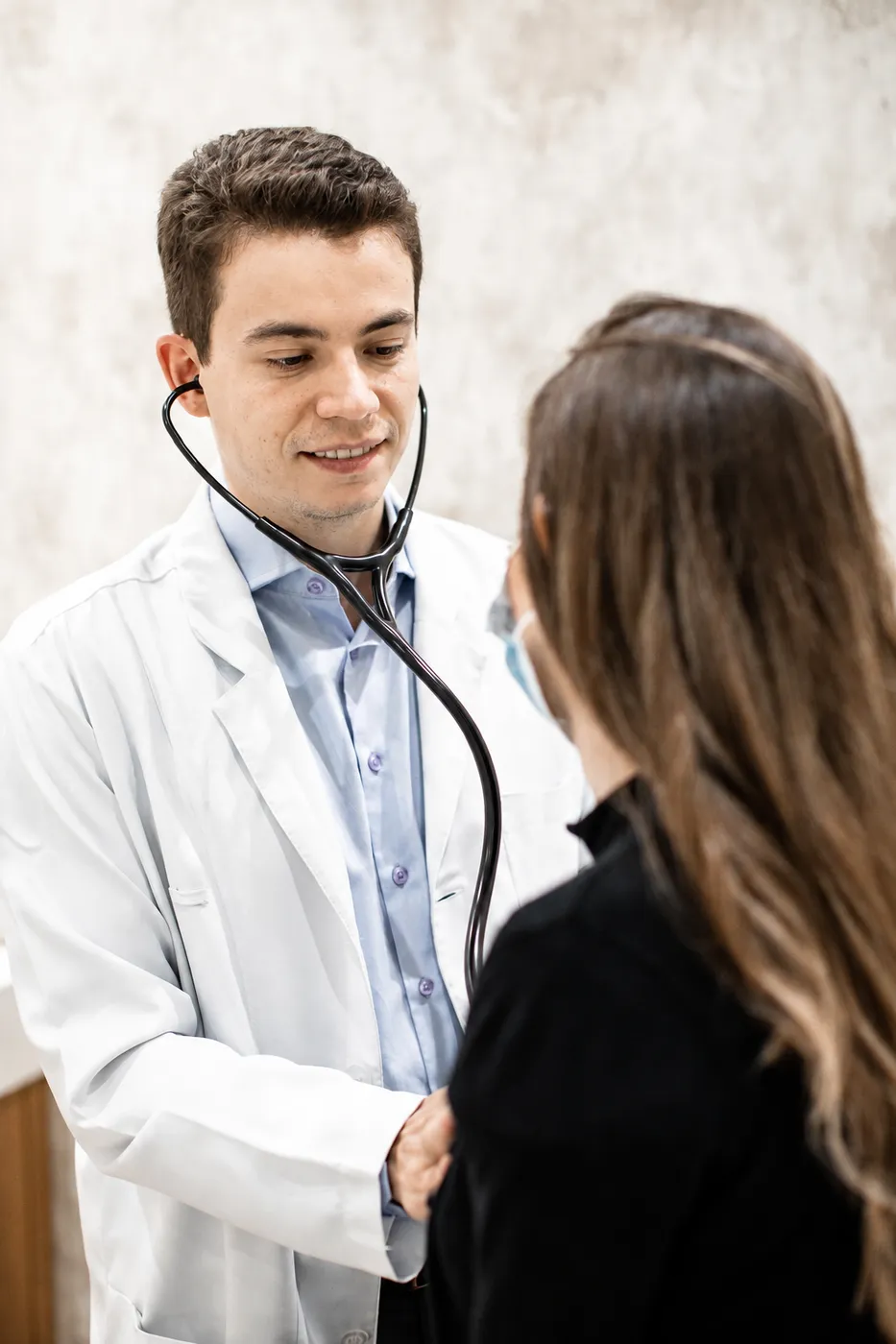 Dr. Eddio Guimarães realizando ausculta cardíaca em uma paciente