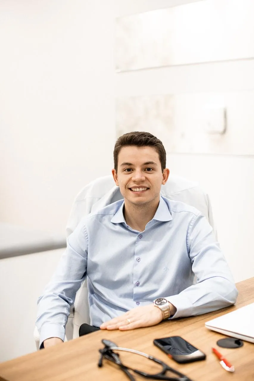 Dr. Eddio Guimarães em seu consultório em Maringá